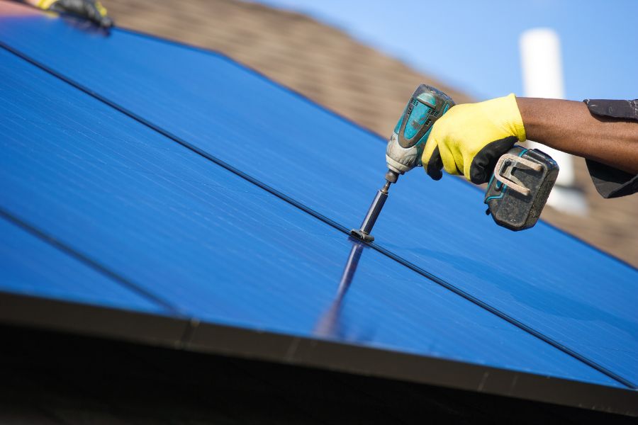 Montáž konstrukce a instalace solárních panelů na střechu